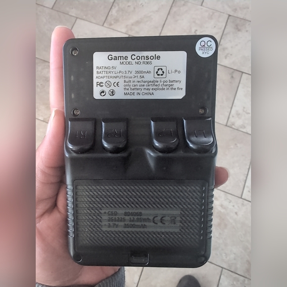 R36S Retro Handheld Video Game Console - Picture 8 of 9